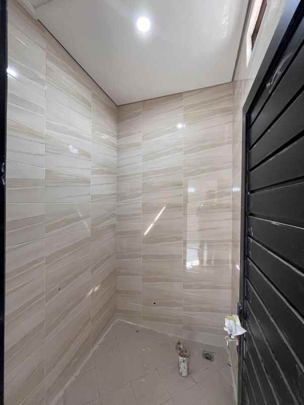 dijual rumah jalan woltermonginsidi