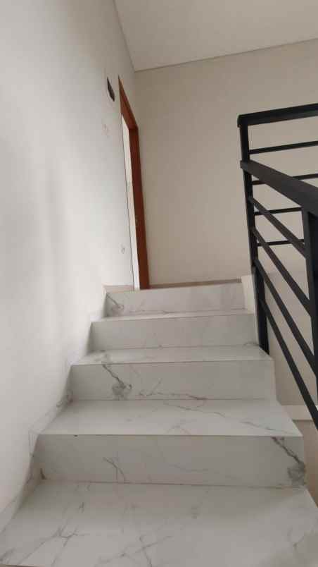 dijual rumah jl cimahi