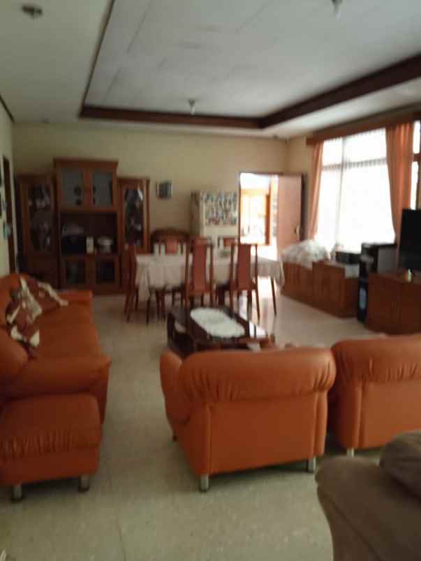 dijual rumah jl gegerkalong