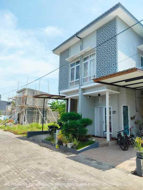 Rumah Kediri 2 Lantai 300 Jt-an Siap Huni Pinggir Jalan Aspal