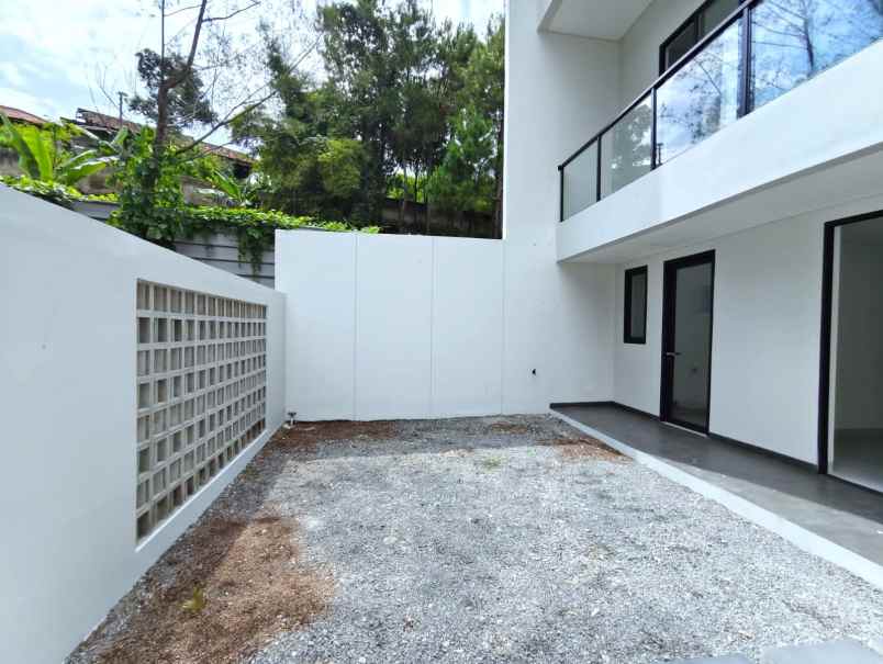 dijual rumah jl parongpong