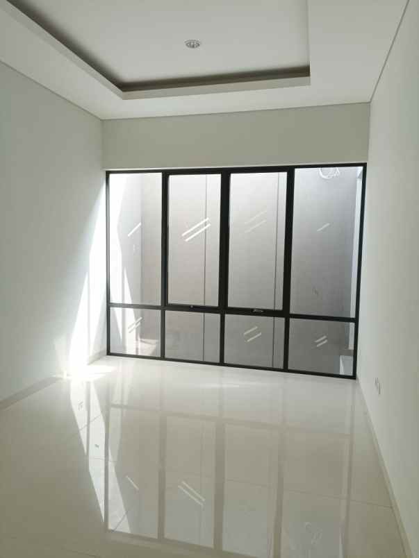 dijual rumah jl sarijadi setraduta