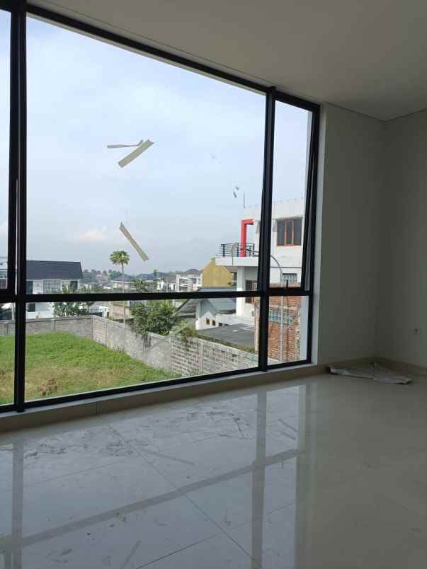 dijual rumah jl sarijadi setraduta