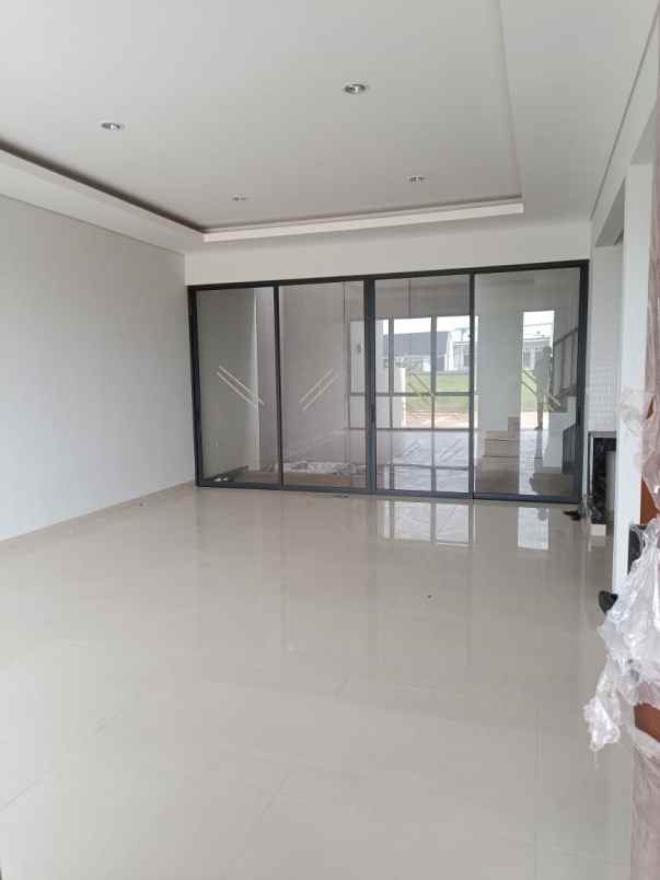 dijual rumah jl sarijadi setraduta