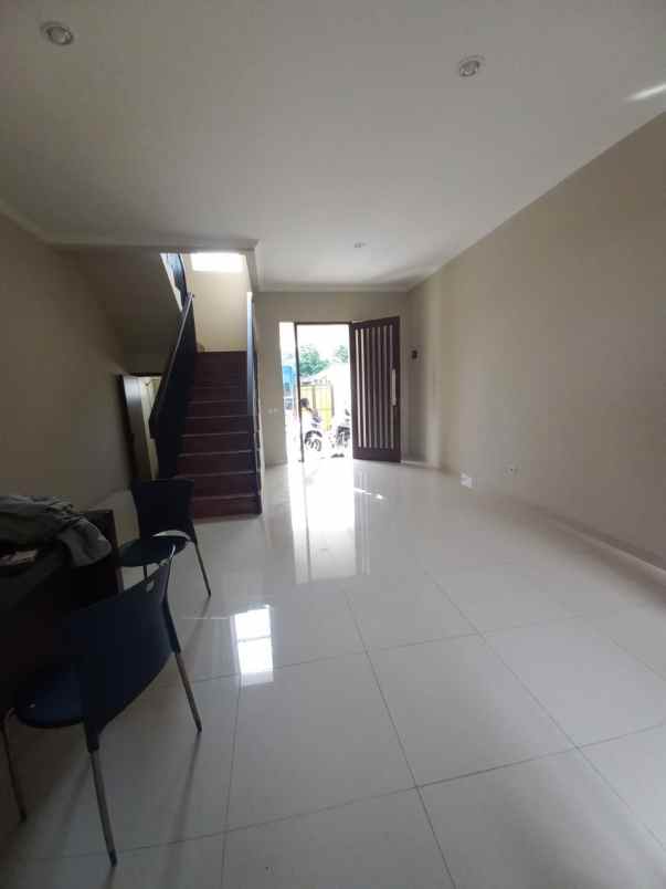 dijual rumah jl setia jatiwaringin