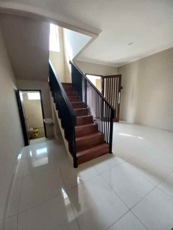 dijual rumah jl setia jatiwaringin