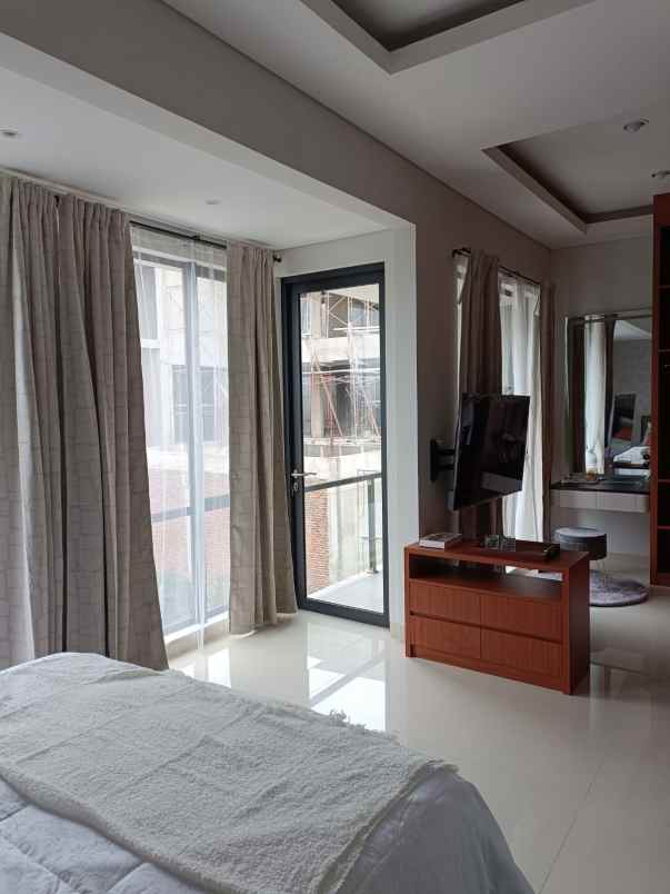 dijual rumah jl setraduta