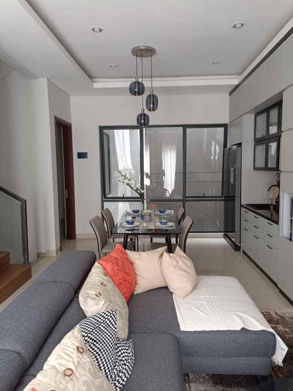 dijual rumah jl setraduta