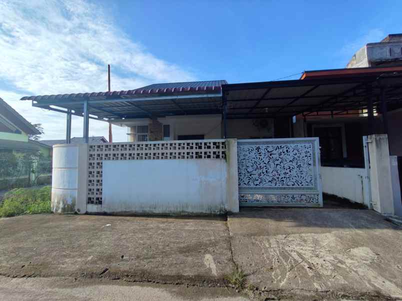dijual rumah jl sma 8