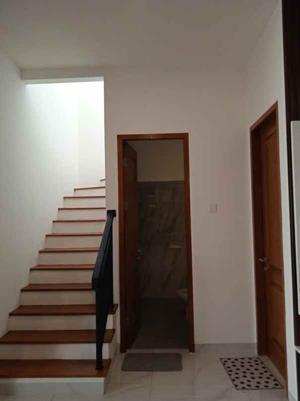 dijual rumah jln hayam wuruk