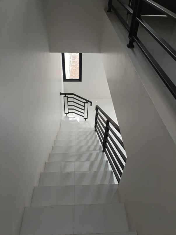 dijual rumah kav dki meruya utara jakbar