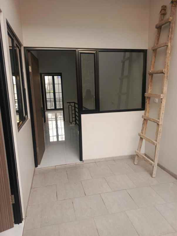 dijual rumah kav dki meruya utara jakbar