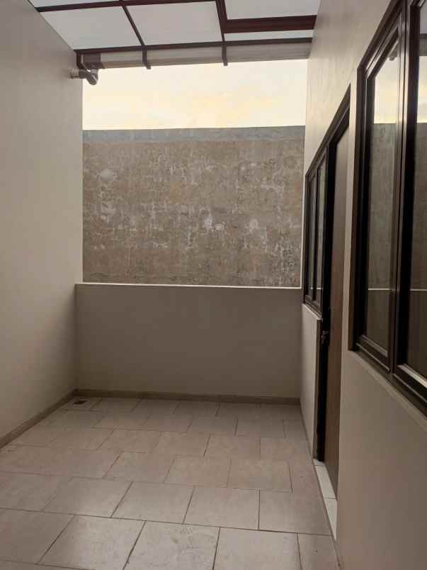 dijual rumah kav dki meruya utara jakbar