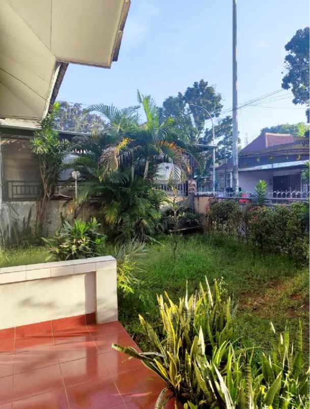 dijual rumah kencana loka