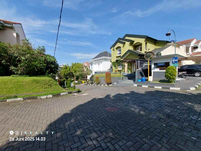 dijual rumah komplek alamanda dago
