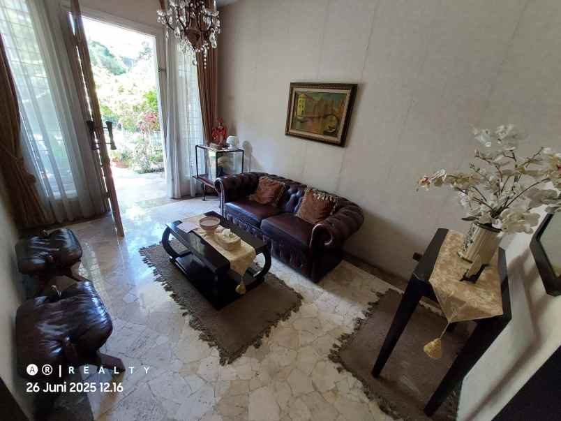 dijual rumah komplek alamanda dago