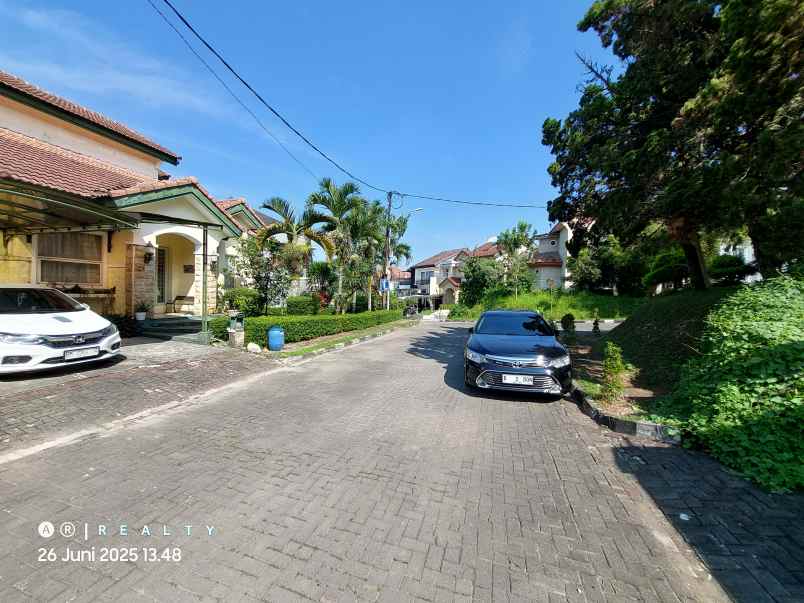 dijual rumah komplek alamanda dago