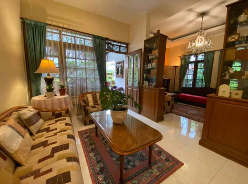 dijual rumah komplek griya mas