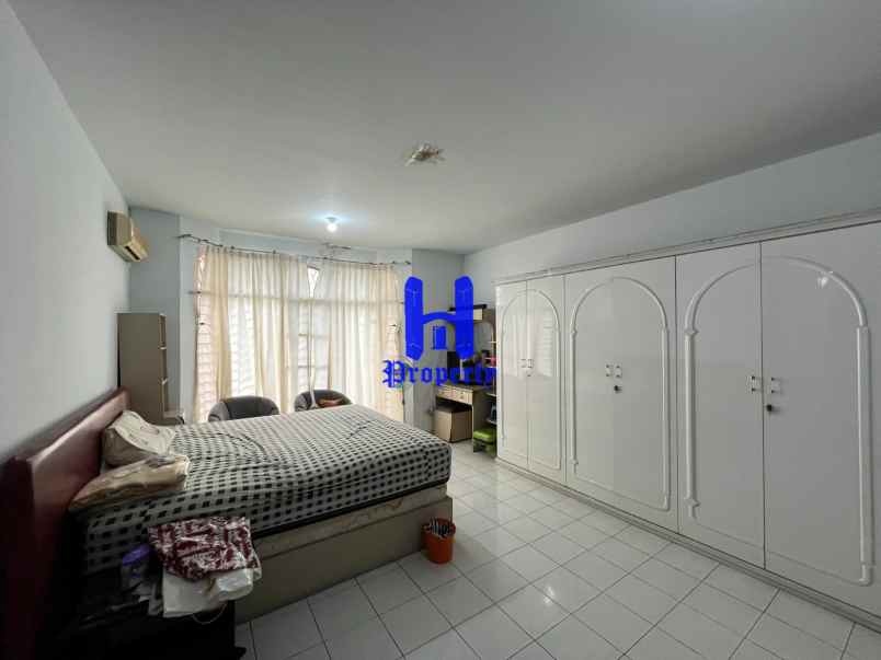 dijual rumah komplek taman polonia 1