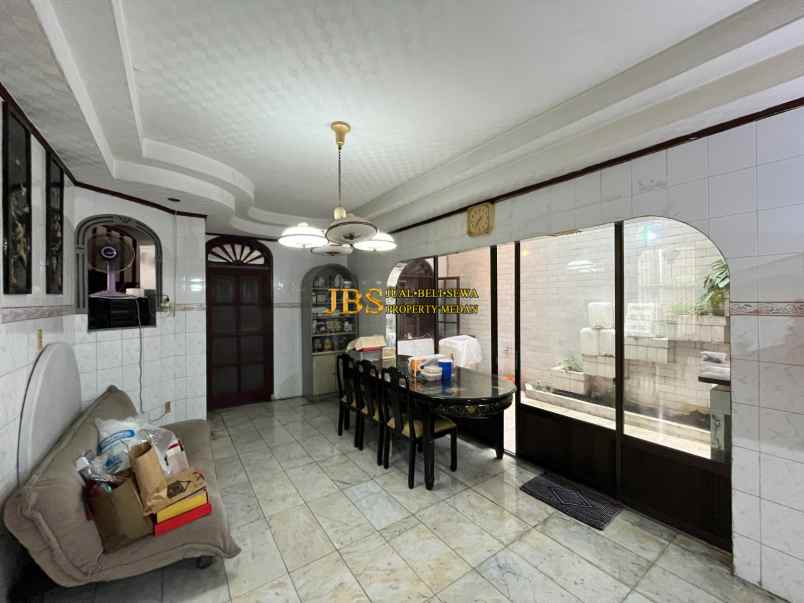 dijual rumah komplek taman polonia 1