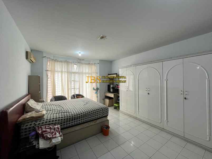 dijual rumah komplek taman polonia 1