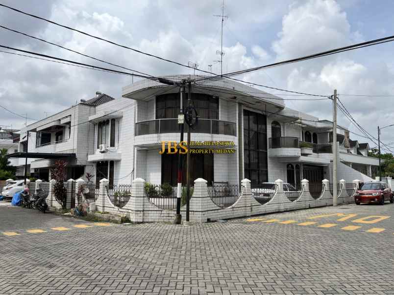 dijual rumah komplek taman polonia 1