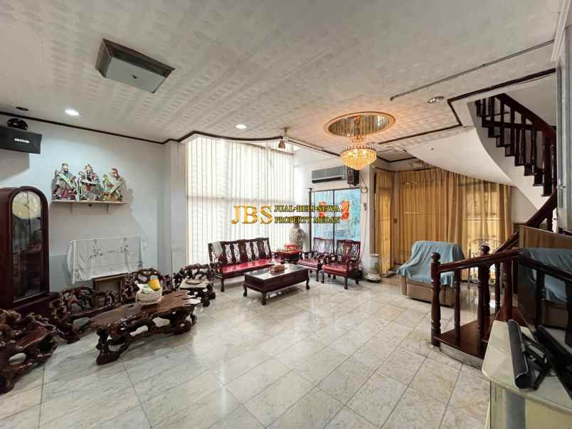 dijual rumah komplek taman polonia 1