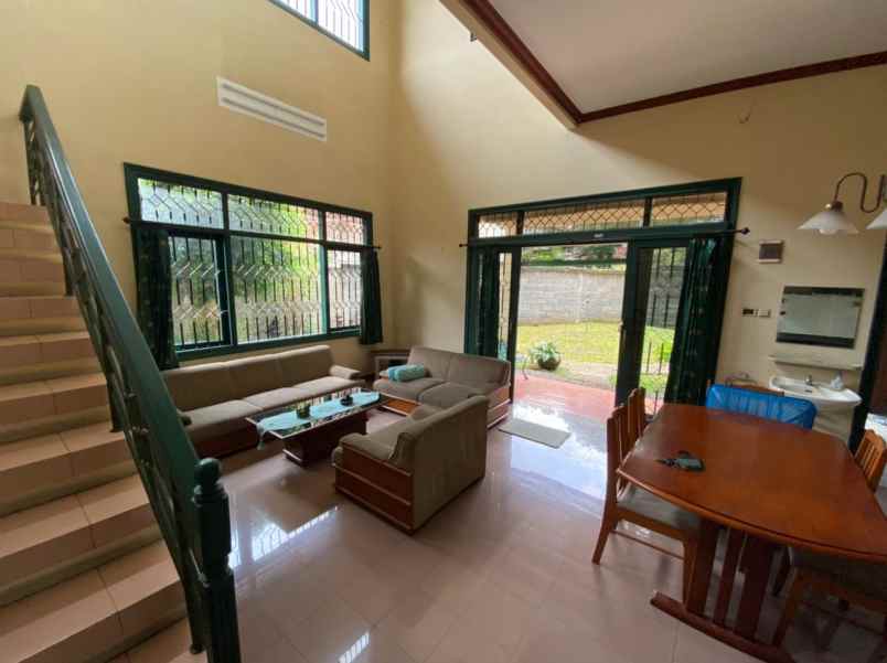 dijual rumah luas di bawah harga pasar di arcamanik