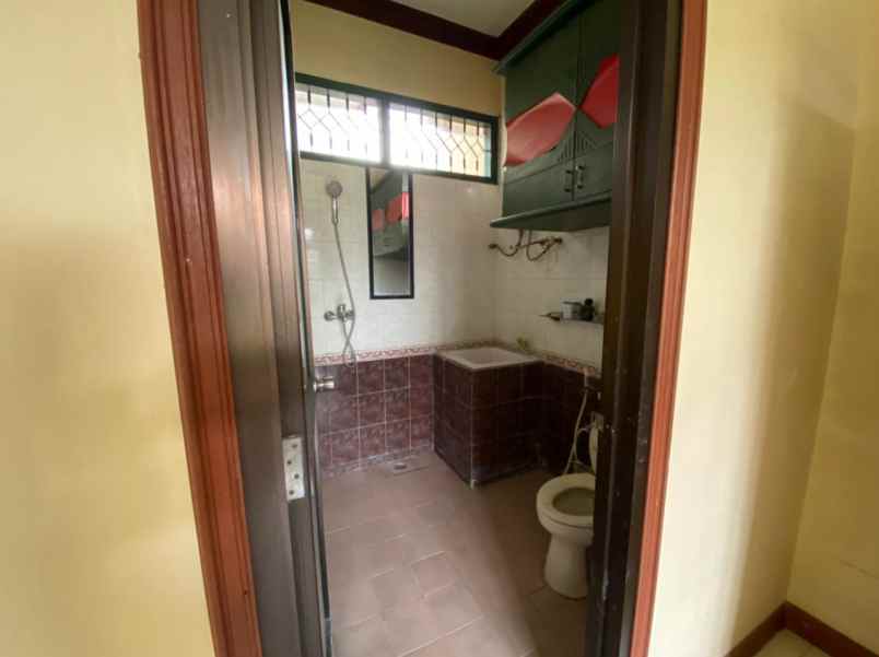 dijual rumah luas di bawah harga pasar di arcamanik