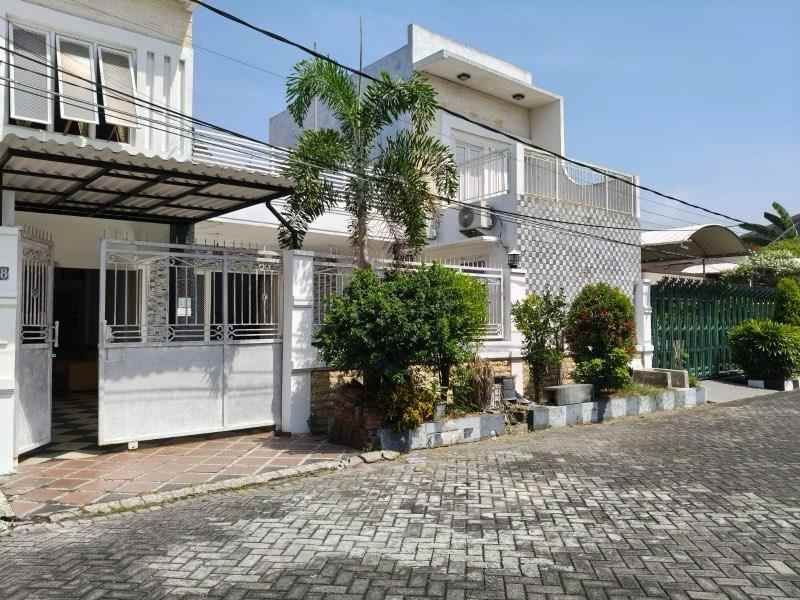 dijual rumah manyar