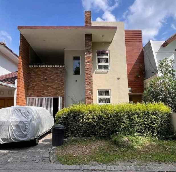dijual rumah manyar rejo