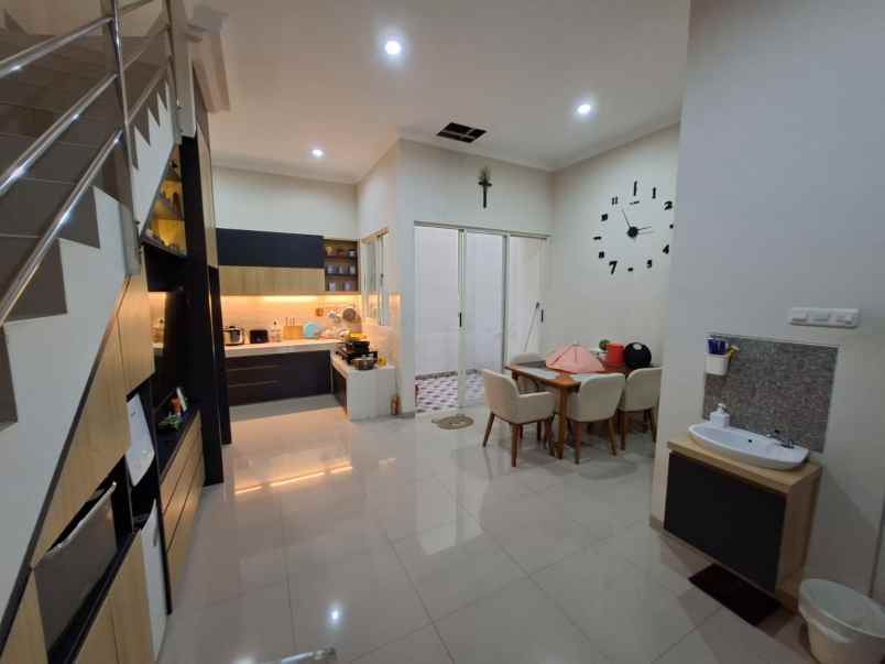 dijual rumah manyar tirtoasri