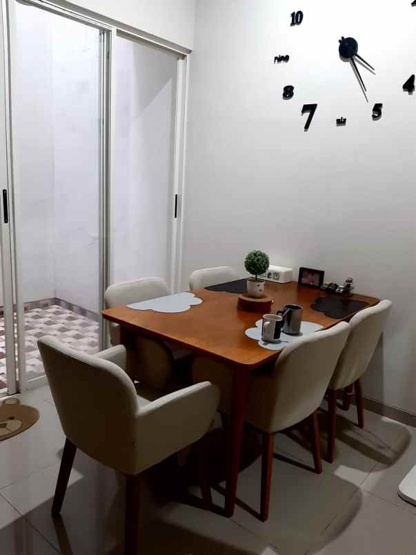 dijual rumah manyar tirtoasri