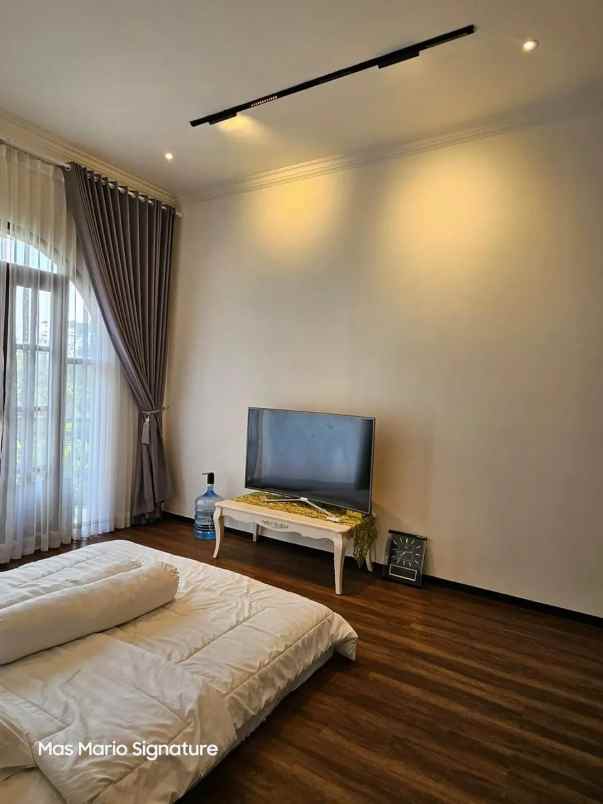dijual rumah mewah di nieuw indie araya kota malang