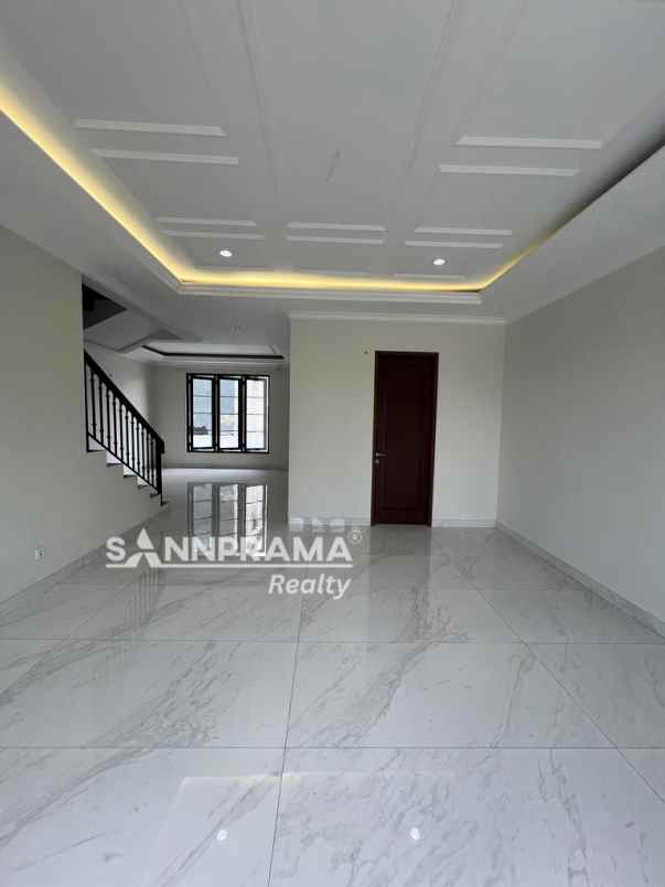 dijual rumah mewah klasik 3 lantai dekat tol andara
