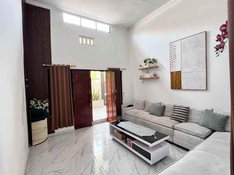 dijual rumah mulyosari utara