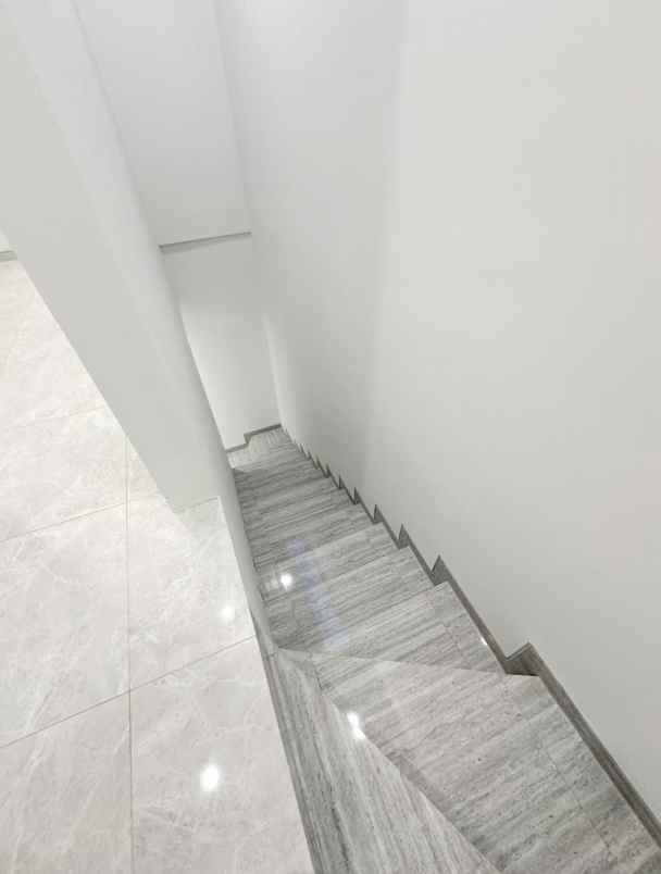 dijual rumah nirwana eksekutif