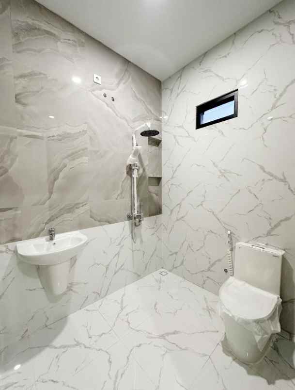 dijual rumah nirwana eksekutif