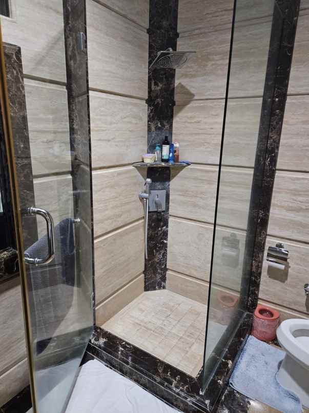 dijual rumah pakuwon city