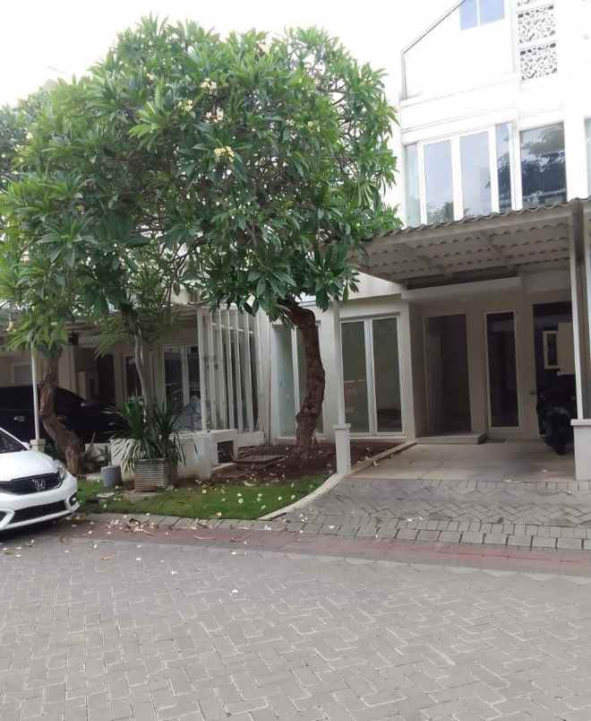 dijual rumah pakuwon city