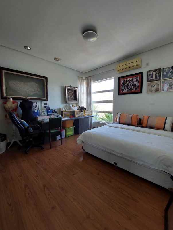 dijual rumah pakuwon city