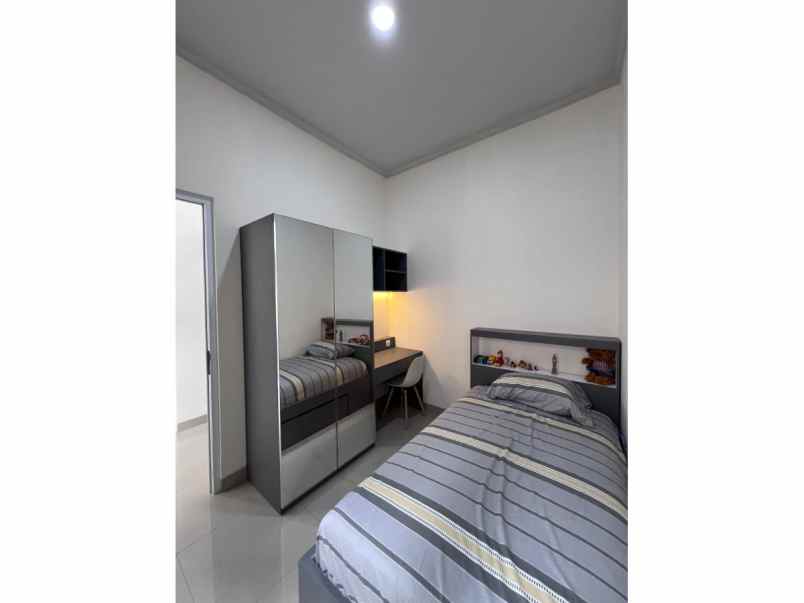 dijual rumah perumahan persada