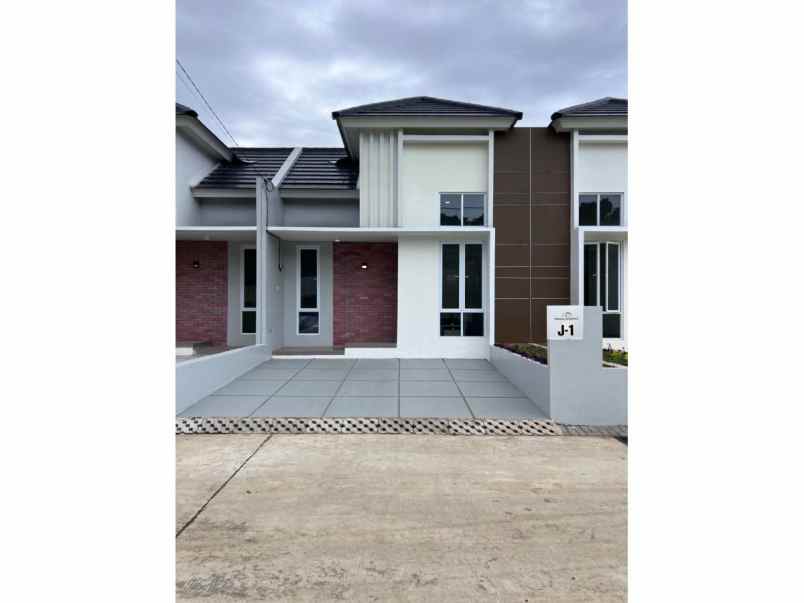 dijual rumah perumahan persada