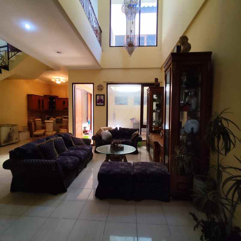 dijual rumah pucang