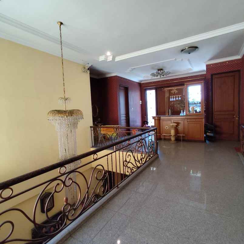 dijual rumah pucang