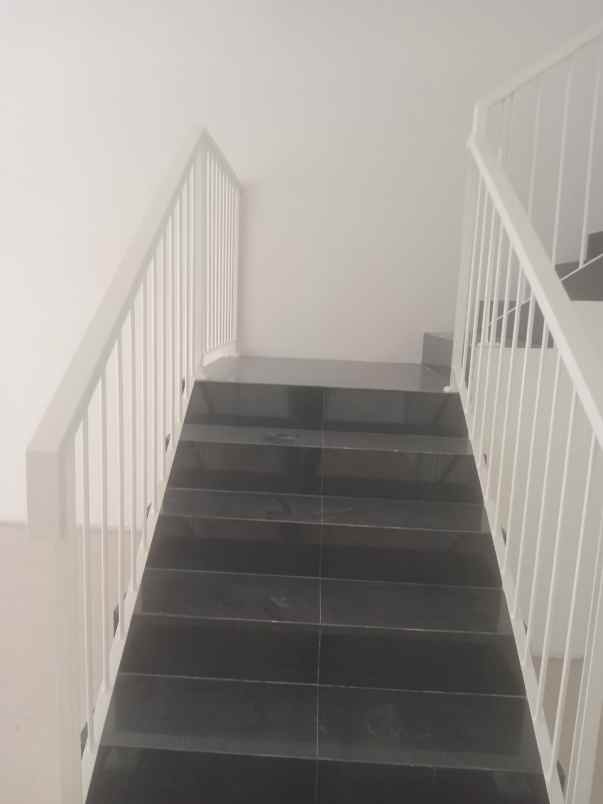 dijual rumah royal residence