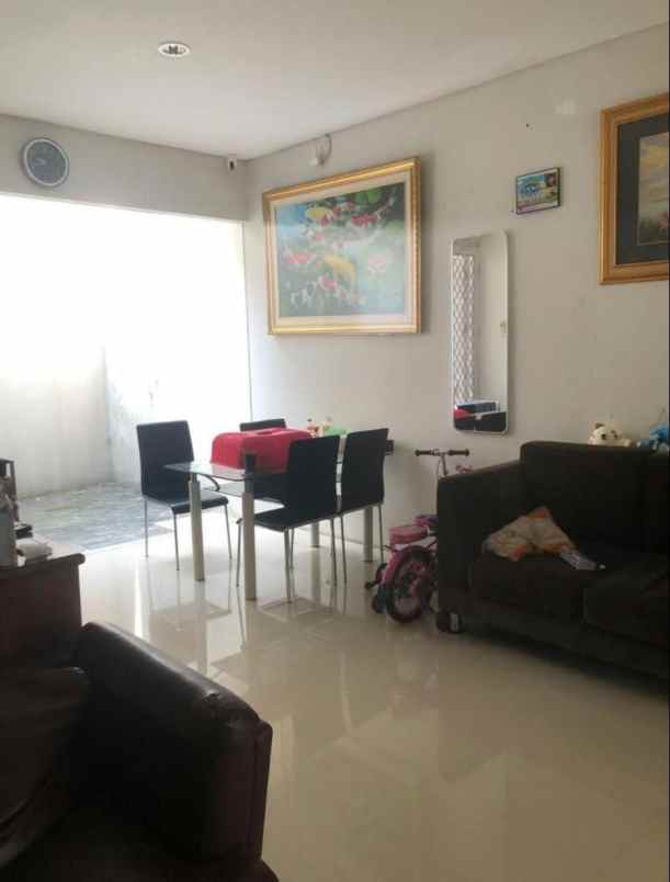 dijual rumah royal residence