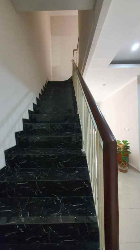 dijual rumah rungkut asri