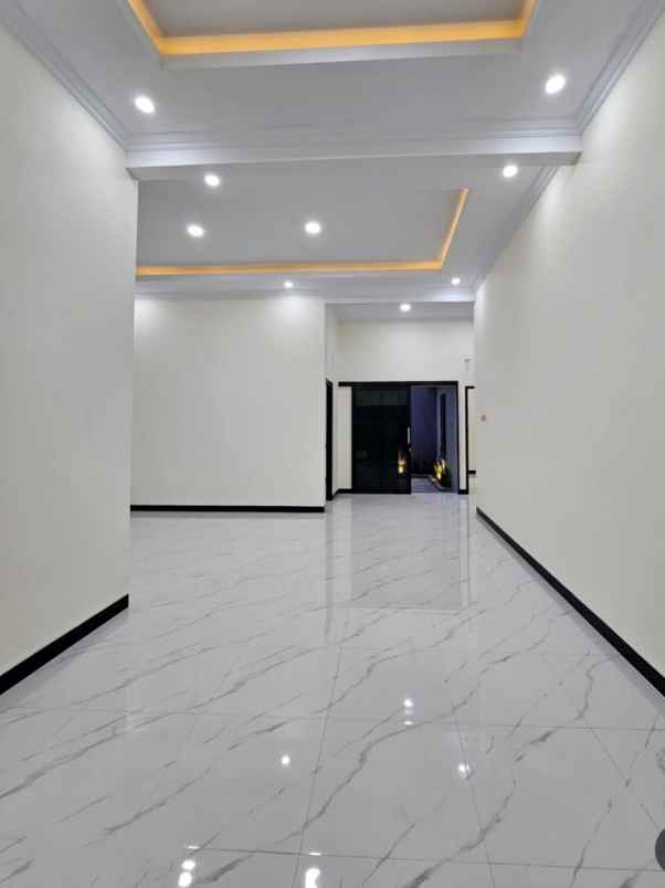 dijual rumah sd model