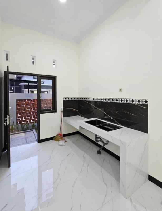 dijual rumah sd model